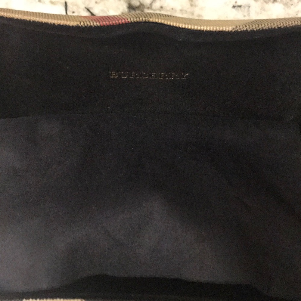 Burberry sunglasses, case and lens cloth - Picture 5 of 6